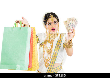 1 schöne Erwachsene Braut Malayalee Frau Diwali Warenkorb anzeigen Geld Stockfoto