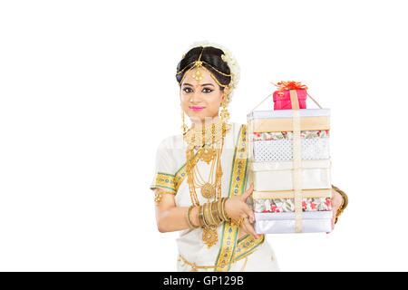 1 schöne Erwachsene Braut Malayalee Frau Diwali Geschenk anzeigen Stockfoto