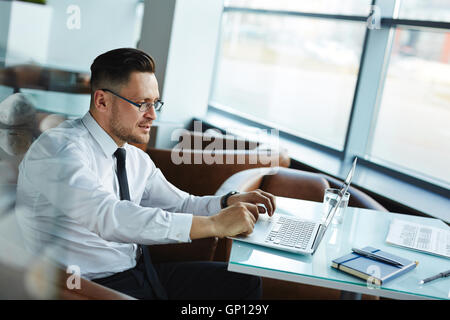 Geschäftsmann, arbeiten im café Stockfoto