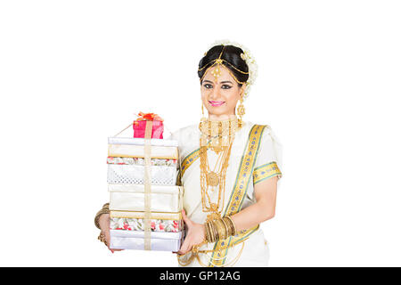 1 schöne Erwachsene Braut Malayalee Frau Diwali Geschenk anzeigen Stockfoto