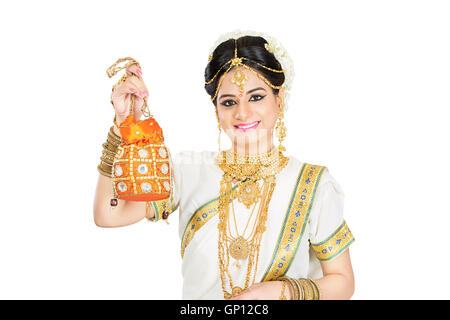 1 schöne Erwachsene Braut Malayalee Frau Diwali-Sack Geschenke anzeigen Stockfoto