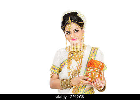 1 schöne Erwachsene Braut Malayalee Frau Diwali-Sack Geschenke anzeigen Stockfoto