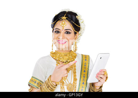 1 schöne Erwachsene Braut Malayalee Frau Diwali Dialing Handy Finger darauf zeigen Stockfoto