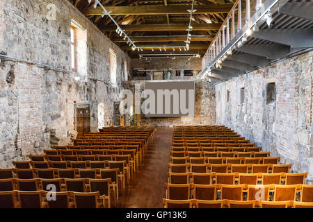 Leeren alten Raum mit Stühlen zu treffen Stockfoto
