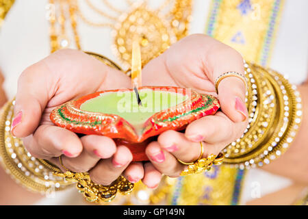 1 schöne Erwachsene Braut Malayalee Frau Diwali-Teil-von Diya Hände schalenförmig anzeigen Stockfoto