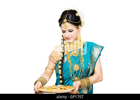 1 schöne Erwachsene Braut Malayalee Frau Diwali Goldmünze Geld Lotterie-Platte anzeigen Stockfoto