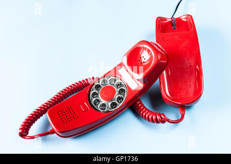 Alte rote Telefon aus dem Schneider auf blauem Hintergrund Stockfoto