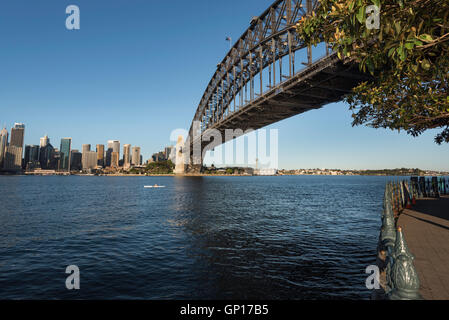 Am frühen Morgen paddeln Sie unter der Sydney Harbour Bridge in Australien in Richtung des östlichen Teils des Hafens Stockfoto