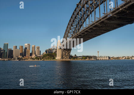 Am frühen Morgen paddeln Sie unter der Sydney Harbour Bridge in Australien in Richtung des östlichen Teils des Hafens Stockfoto