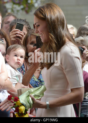 Alternative Ernte The Duchess of Cambridge trifft die Öffentlichkeit, wie sie Truro Cathedral zu Beginn einer ganztägigen Tour von Cornwall Besuche. Stockfoto