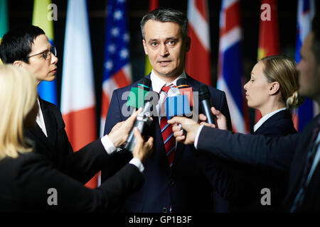 Journalistes interviewen Politiker oder Gericht Rechtsanwalt Stockfoto