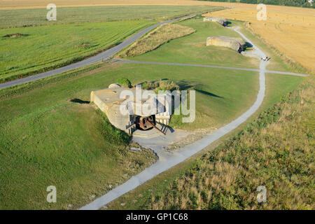 LUFTAUFNAHME. Drei der vier gepanzerten Geschützstellungen der Deutschen Artilleriebatterie in Longues-sur-Mer. Calvados, Normandie, Frankreich. Stockfoto