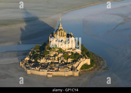 LUFTAUFNAHME. Historische Abtei auf einem Granitvorsprung in einer Gezeitenzone. Mont Saint-Michel, Manche, Normandie, Frankreich. Stockfoto