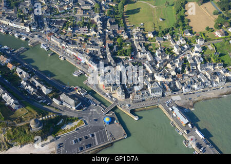 LUFTAUFNAHME. Küstenstadt Port-en-Bessin-Huppain am Ufer des Ärmelkanals. Calvados, Normandie, Frankreich. Stockfoto