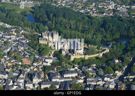 LUFTAUFNAHME. Schloss und Collégiale (Kirche) von Notre-Dame. Montreuil-Bellay, Maine-et-Loire, Pays de la Loire, Frankreich. Stockfoto