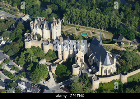 LUFTAUFNAHME. Schloss und Collégiale (Kirche) von Notre-Dame. Montreuil-Bellay, Maine-et-Loire, Pays de la Loire, Frankreich. Stockfoto