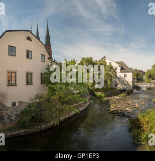 Alte Mühle am Kvarnfallet im Fluss Fyris mit der Uppsala Kathedrale (Domkyrkan) im Hintergrund, Uppsala, Schweden. Stockfoto