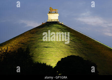 Butte du Lion Monument bei Nacht. Waterloo, Wallonien, Belgien. Stockfoto