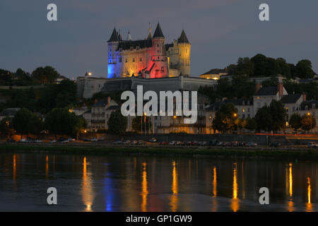 Schloss Saumur bei Nacht über der Loire. Saumur, Maine-et-Loire, Pays de la Loire, Frankreich. Stockfoto