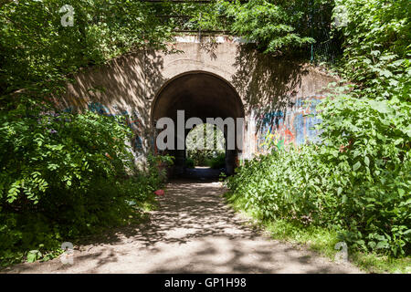 Unterführung von einer S-Bahn-Brücke in Berlin-Siemensstadt Stockfoto