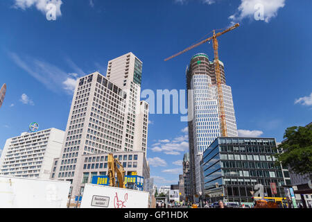 Bau des Upper West neue Gebäude in Berlin am Hotel Waldorf Astoria (links) bei Zoologischer Garten in Berlin Stockfoto