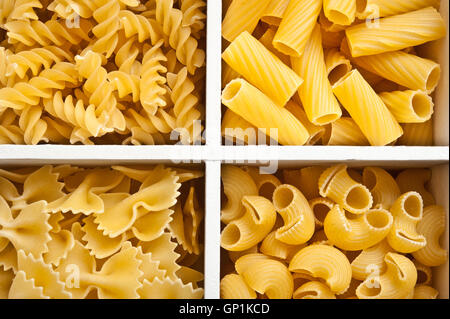 Auswahl an Pasta in einer box Stockfoto