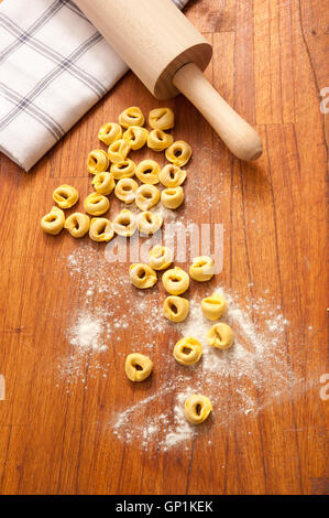 Roh, ungekocht italienische gefüllte Pasta Tortellini auf dem Tisch Stockfoto