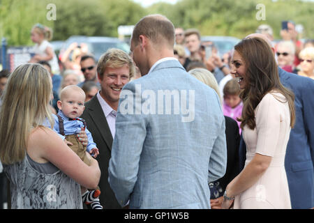 Der Herzog und die Herzogin von Cambridge kommen für einen Besuch in Healeys Cornish Mosterei in Penhallow während der ganztägigen Tour von Cornwall. Stockfoto