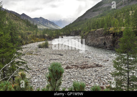 Der Fluss in den Bergen von Jakutien. Trübe Landschaft auf einer Route Yakutsk - Magadan. Russland. Stockfoto