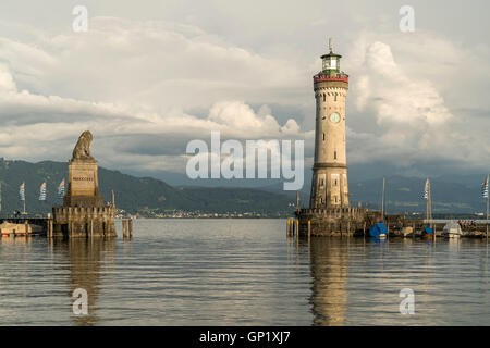 Hafeneinfahrt mit Leuchtturm und bayerischem Löwen Skulptur in Lindau, Bayern, Deutschland Stockfoto