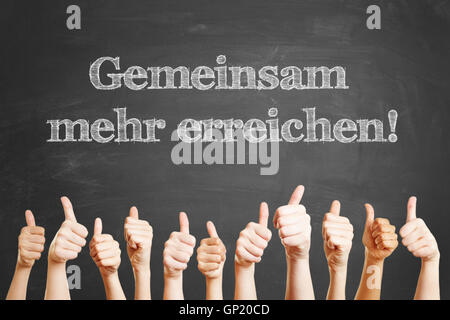 Deutsche Slogan 'Gemeinsam Mehr u-' (zusammen erreichen wir mehr) auf Tafel Stockfoto