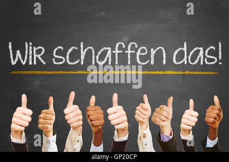 Motivation-Slogan "Wir Schaffen Das!" (wir können es tun) auf Deutsch an Tafel Stockfoto