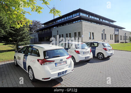 Autos und Gebäude des BRF (belgischer Rundfunk), dem öffentlich-rechtlichen Rundfunk der deutschsprachigen Gemeinschaft in Eupen, Belgien Stockfoto