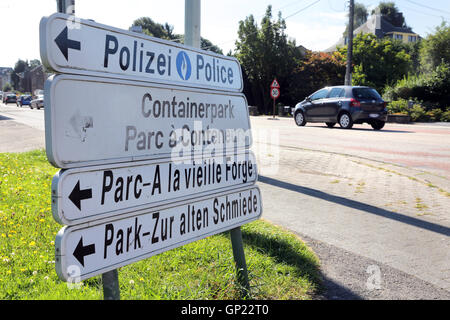 Zweisprachige Schilder (Deutsch und Französisch) in der deutschsprachigen Gemeinschaft in der Nähe von Eupen in Belgien Stockfoto