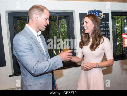 Die Herzogin von Cambridge Hände einen Pint Apfelwein, die sie ausgegossen hat zu ihrem Mann, dem Herzog von Cambridge, bei ihrem Besuch in Healeys Cornish Mosterei in Penhallow als Teil ihrer ganztägigen Tour von Cornwall. Stockfoto