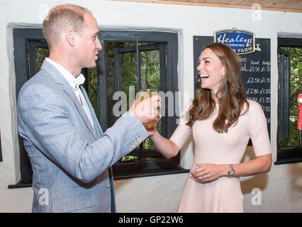 Die Herzogin von Cambridge Hände einen Pint Apfelwein, die sie ausgegossen hat zu ihrem Mann, dem Herzog von Cambridge, bei ihrem Besuch in Healeys Cornish Mosterei in Penhallow als Teil ihrer ganztägigen Tour von Cornwall. Stockfoto