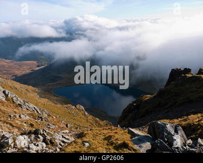 Wolke baut sich über Llyn Cau in Cwm Cau auf Cadair Idris, Snowdonia-Nationalpark Stockfoto