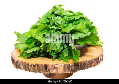 Frische gesunde Haufen von Broccoli Rabe vor weißem Hintergrund Stockfoto