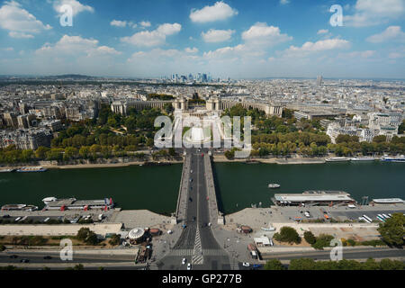 Frankreich, Paris, Blick auf die Seine, die Brücke Pont d' Iena und den Trocadero-Gärten vom Tour Eiffel Stockfoto