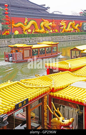 Kreuzfahrt Boote zum Sightseeing auf Qinhuai Fluss am Panchi Wharf vor Dacheng-Halle im Bereich der Konfuzius-Tempel in Nanjing. Stockfoto