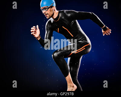 ein kaukasischer Mann Triathlon Ironman Schwimmer schwimmen isoliert Stockfoto