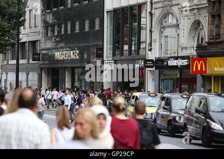 Großbritannien, London: Eine Gesamtansicht der Oxford Street im Zentrum von London am 20. August 2016. Stockfoto