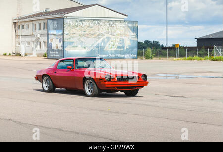 Kotka, Finnland - 16. Juli 2016: Rot 1976 Chevrolet Camaro Sport geht auf der Straße Stockfoto