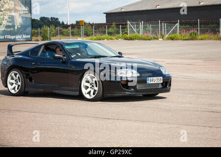 Kotka, Finnland - 16. Juli 2016: Glänzend schwarz Toyota Supra geht auf der Straße in der Stadt Stockfoto