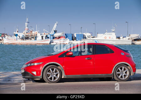 Zakynthos, Griechenland - 14. August 2016: Rot Honda Civic Auto steht geparkt auf der Küstenstraße. Achte Generation Fließheck. Achter-ge Stockfoto