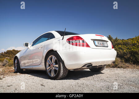 Zakynthos, Griechenland - 20. August 2016: Weiße Mercedes-Benz SLK 200 Pre-Facelift Auto steht am Straßenrand im Sommer, Closeup hinten Stockfoto