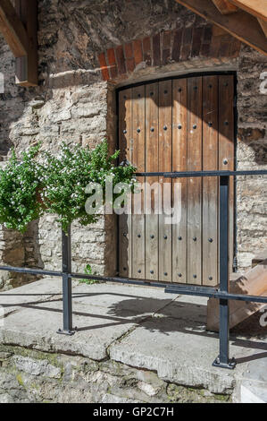 Mittelalterliche Holztür in Steinburg Wand Stockfoto