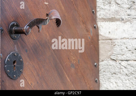 Metall Griff auf eine alte Holztür Stockfoto