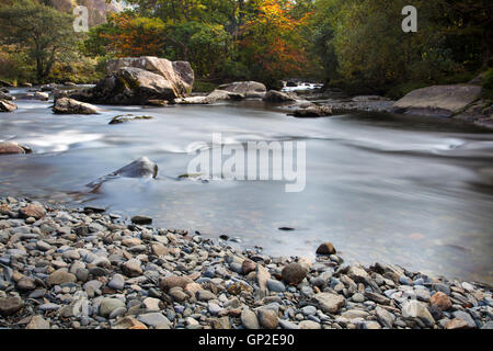 Blick entlang des Flusses Glaslyn im Herbst Stockfoto