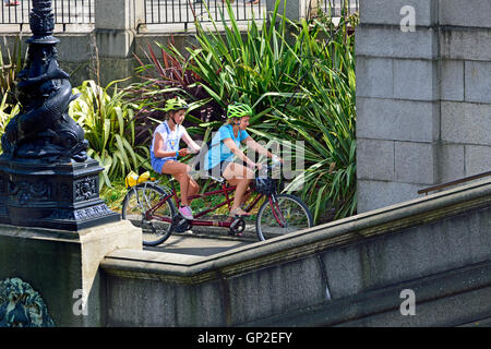 London, England, Vereinigtes Königreich. Mutter und Tochter auf einem Tandem, South Bank von Lambeth Bridge Stockfoto